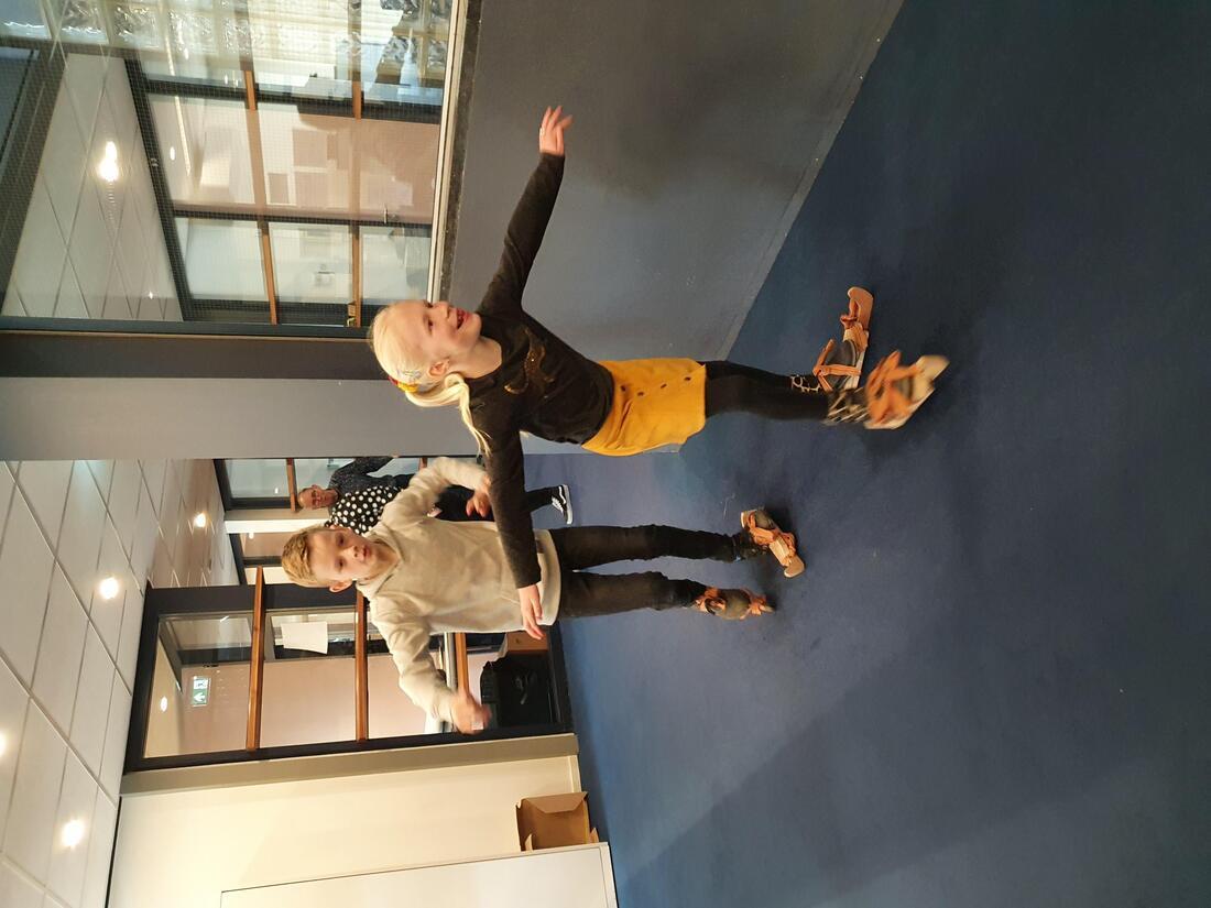 Klunende kinderen tijdens Elfstedentochtles in Tresoar