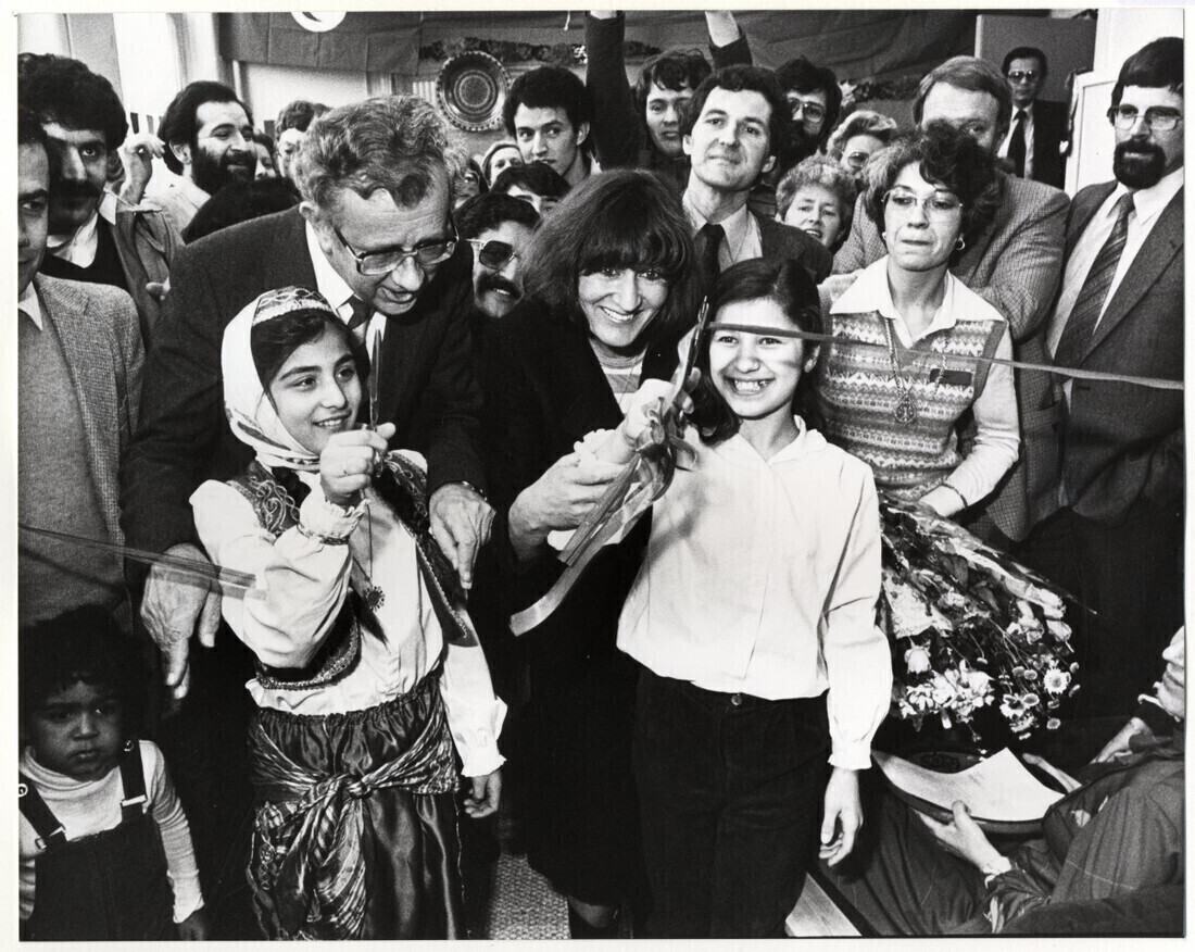 Foto van staatsecretaris Hedy dÁncona die activiteitencentrum Yasmin opent, 1982. Fotograaf Robert Scheers, collectie Haags Gemeentearchief