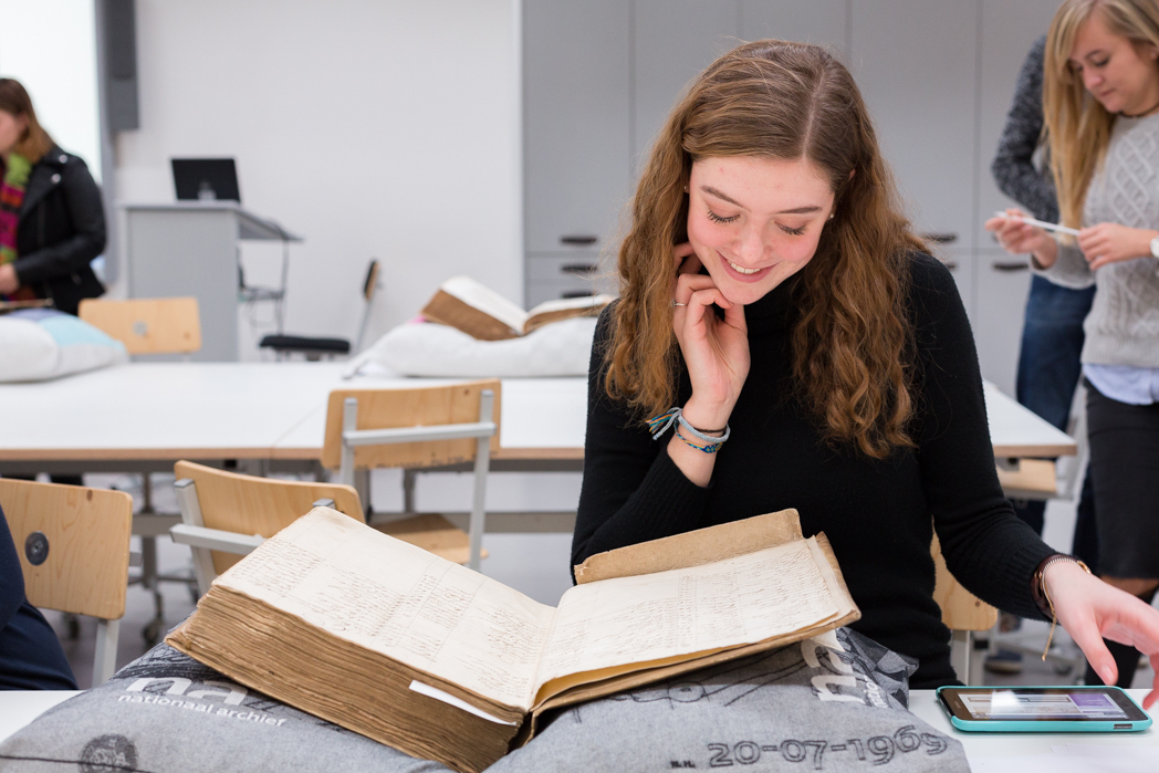 Foto van leerling die historische bron bestudeert