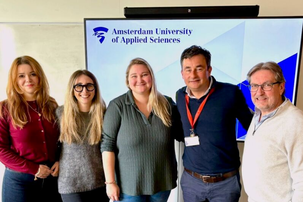 Alessia, Adele, Lotte, Thijs en Wim bij post-hbo Archivistiek module Preserveren les Sociale Media Archivering