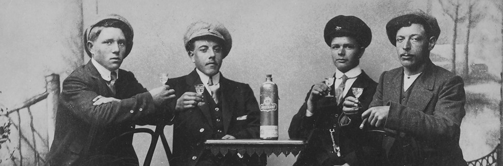 Vier jongemannen drinken een borrel, 1925